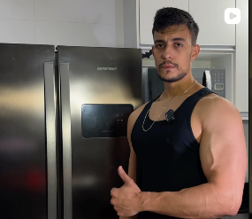 Samuel apresentando sua rotina fora da academia