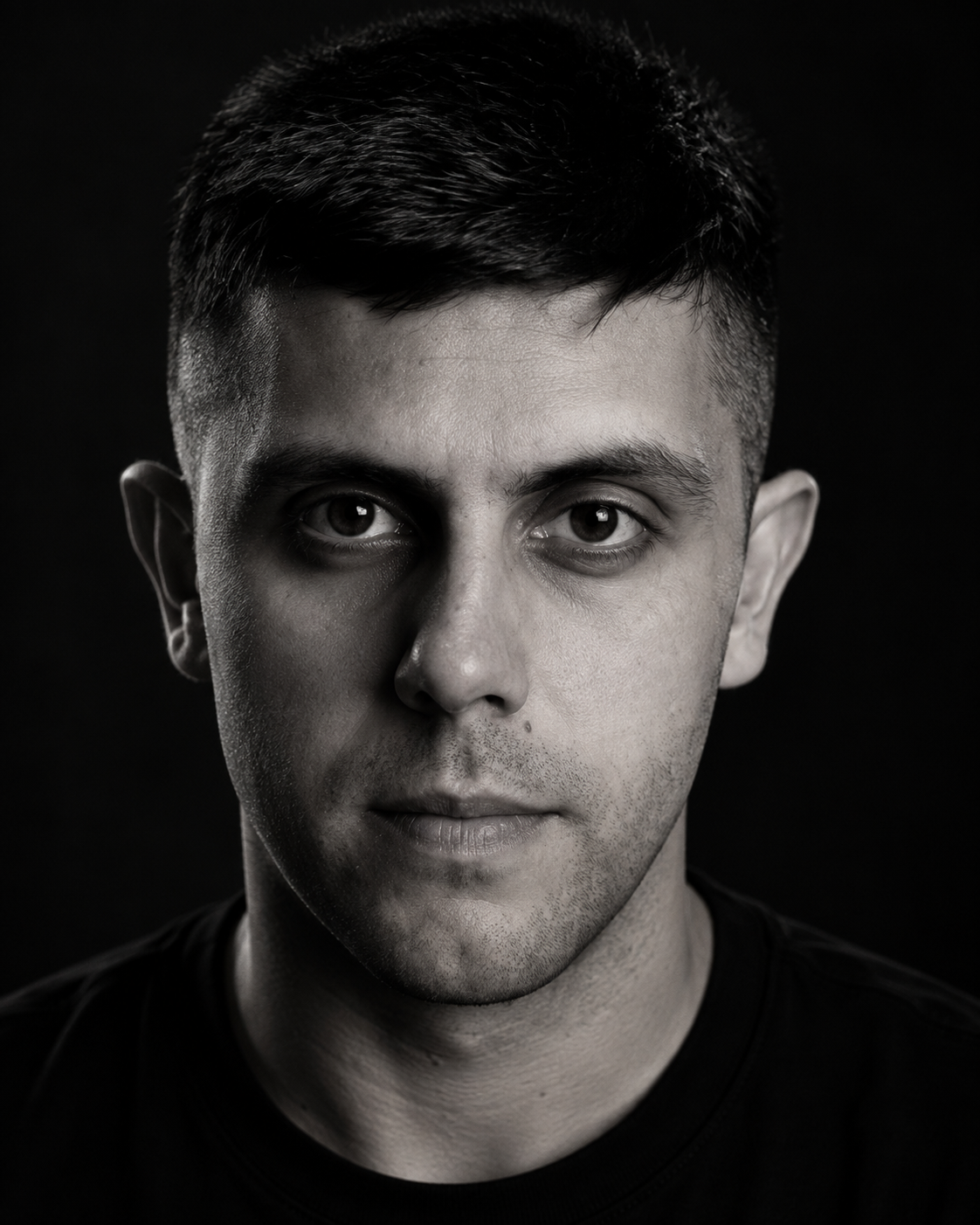 Retrato editorial em preto e branco de Thiago