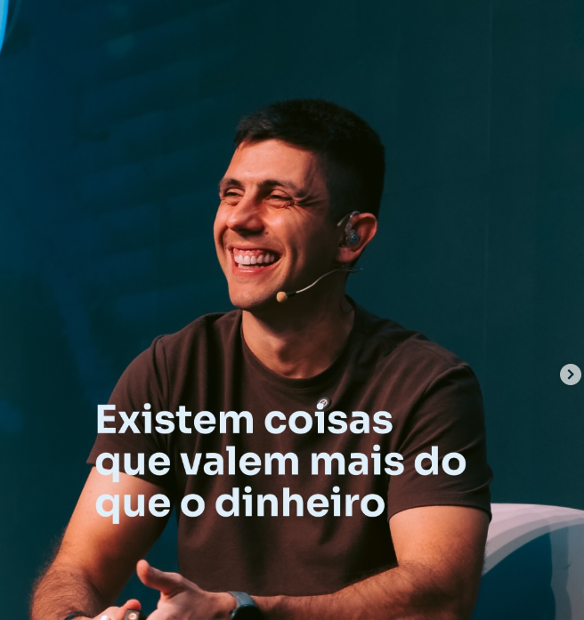 Thiago compartilhando sua visão em um evento